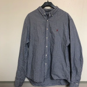Polo by Ralph Lauren skjorta.  - En skjorta av Ralph Lauren i storlek XL. Perfekt skick, knappt använd. 
