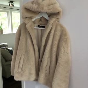 Jacka Zara - Säljer min supermysiga jacka från Zara som passar både till höst och vinter. Köpare står för frakt eller så möts jag i Stockholm C. I stolek XS men passar mig som har S/M