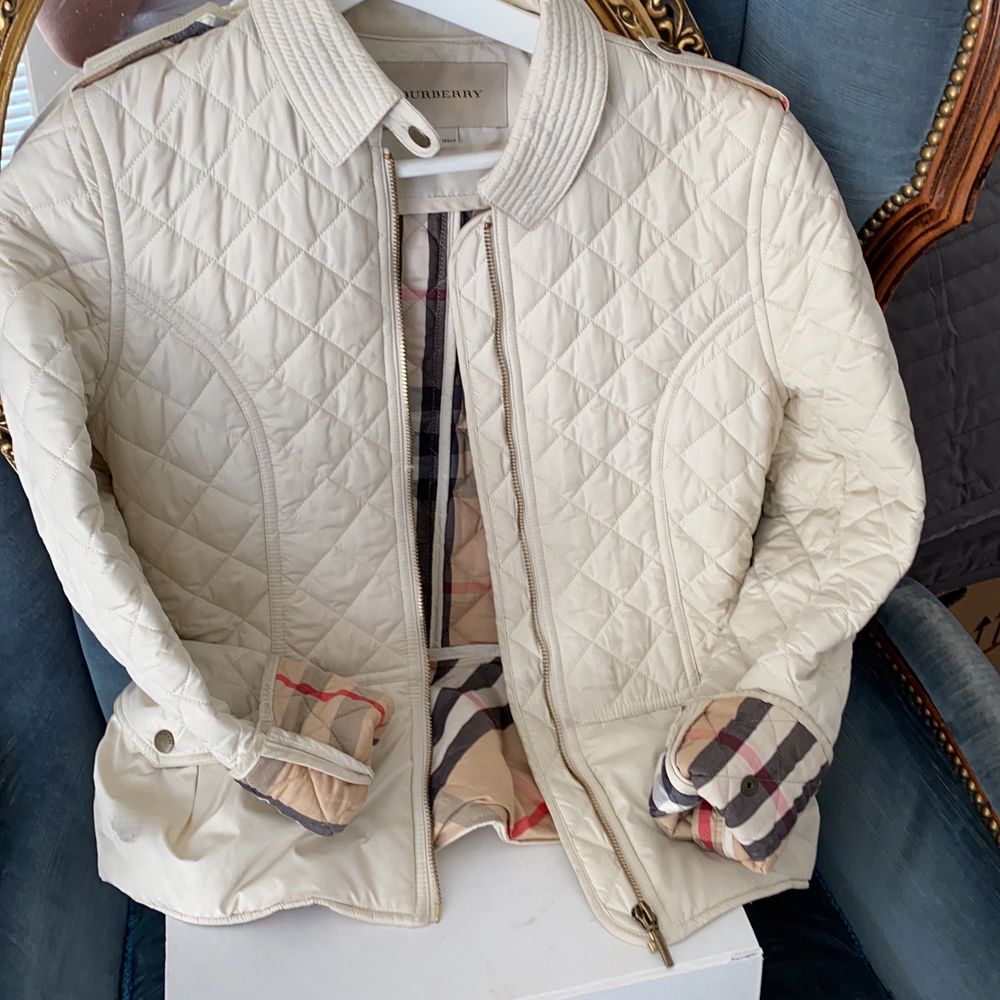 Oanvänd burberry jacka som säljs för den inte kommer till användning längre nypris-7200kr mitt pris-1500 pris kan diskuteras.. Jackor.