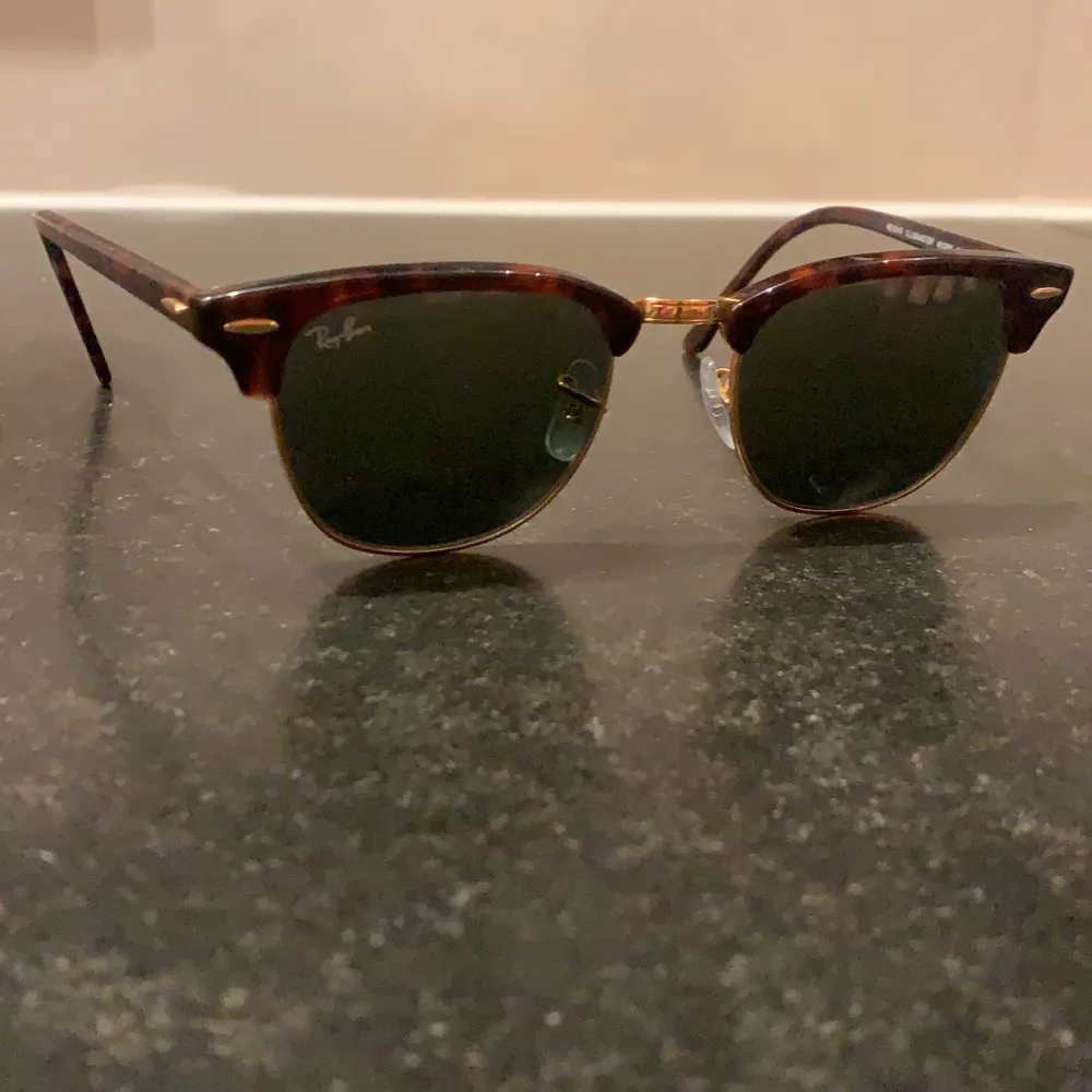 Säljer dessa äkta rayban i modellen clubmaster. Köpts för 1500kr , använda en gång. . Accessoarer.