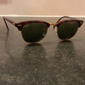 Ray-Ban  - Säljer dessa äkta rayban i modellen clubmaster. Köpts för 1500kr , använda en gång. 