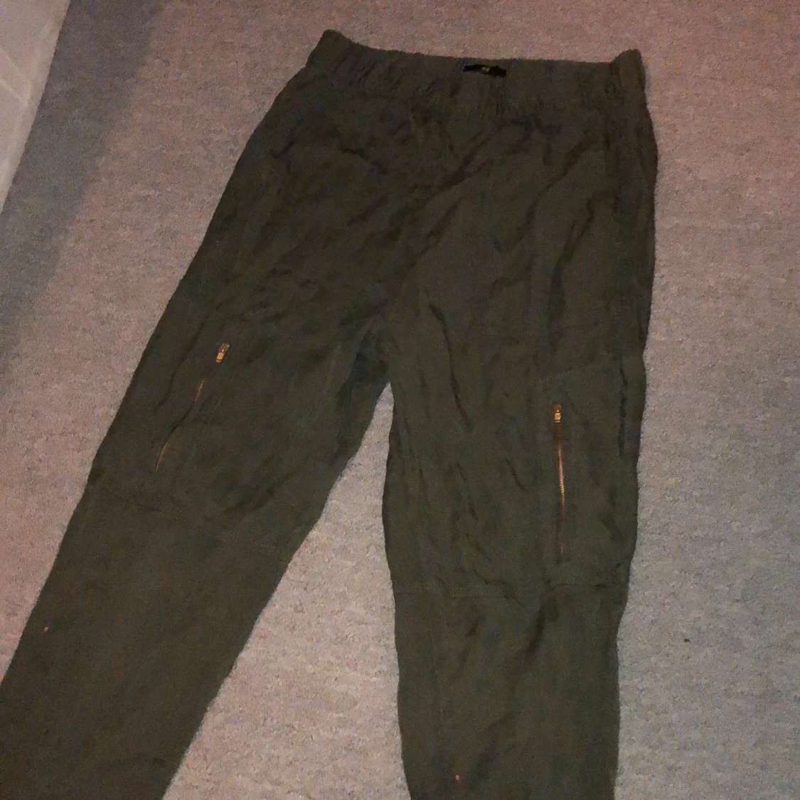 Armégröna camobyxor