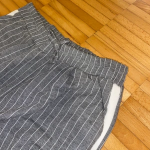 Randiga byxor  - Säljer dessa sköna byxor då dom tyvärr blivit för små! Köparen står för frakt 😊