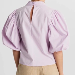 Blus med puffärmar - Skit snygg lila blus med puffärmar från gina tricot, ord pris 449 kr
