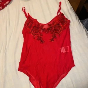 Body  - Röd sexig body från carlings 