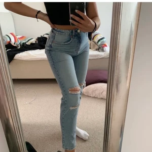 Zara jeans - Super snygga jeans med hål från zara! Buda