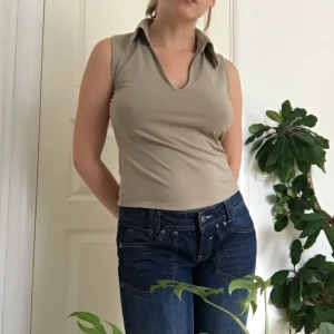 Linne med krage - Stretchigt och bekvämt! Storlek L men litet i storleken. Frakt tillkommer!