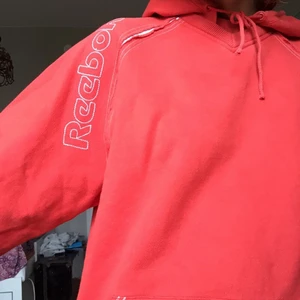 vintage hoodie - stor mysig hoodie i fin rödorange färg. köpt på humana. 