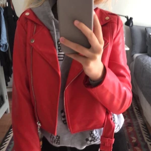 Röd Skinnjacka - En röd skinnjacka perfekt till hösten som köptes på hösten 2017 i Paris men blev inte använd sen den resan. Är i nyskick och har en trendig härlig röd färg. Kan mötas upp i Stockholm eller skicka ❤️ (mer bilder kmr)