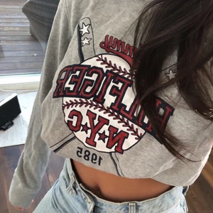 GRÅ SWEATSHIRT!! - Säljer nu denna jätte fina grå sweatshirt ifrån Tommy Hilfiger. Köparen står för frakten som går på 80kr. Kan tänka mig att gå ner i pris vid snabb affär. 