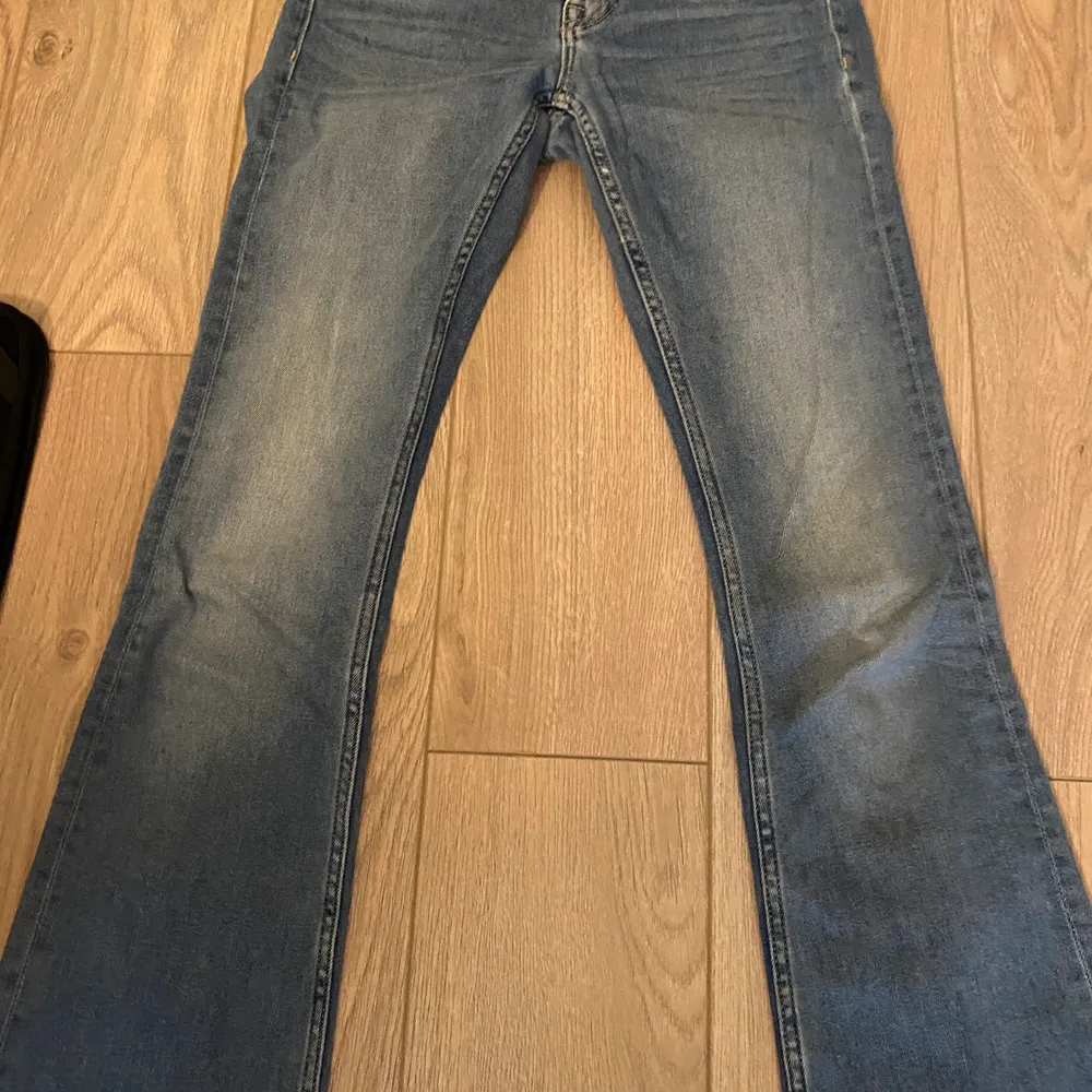 Bootcut som nya, för små för mig. Passar folk som har storlek Xs/ S. Nypris: 600kr. Jeans & Byxor.