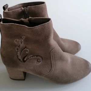 Stövletter  - Nya beige mocka stövletter strl. 39