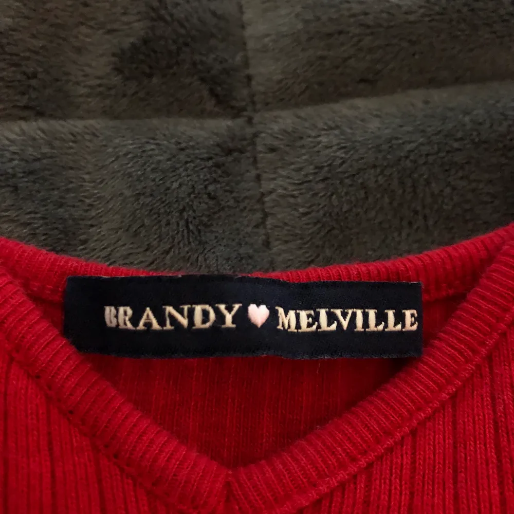 Jätte fint ribbstickat linne från BrandyMelville. Nästan oanvänd så jätte fint med bra kvalitet. Storlek One size men skulle säga att den passar XS/S💞. Toppar.