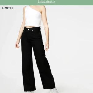 Svarta jeans  - Wide leg från junkyard, svarta, har gjort slitningar längst ner, storlek 27