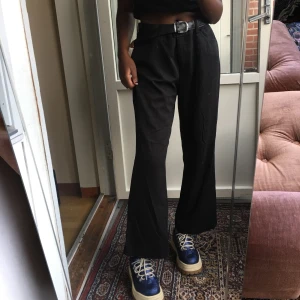 Korta och baggy kostymbyxor - Dessa snygga kostymbyxor, sitter skitsnyyyyyggt men har för många liknande så säljer dessa💖💖