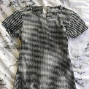 Vintage klänning  - En vintage klänning med gula och vita detaljer använd 1 gång. Pris går att diskutera, frakt ingår inte i det nuvarande priset :)