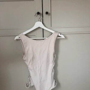 Body!! - Beige/rosa body med öppning i sidan & djuprygg! Från bikbok! 