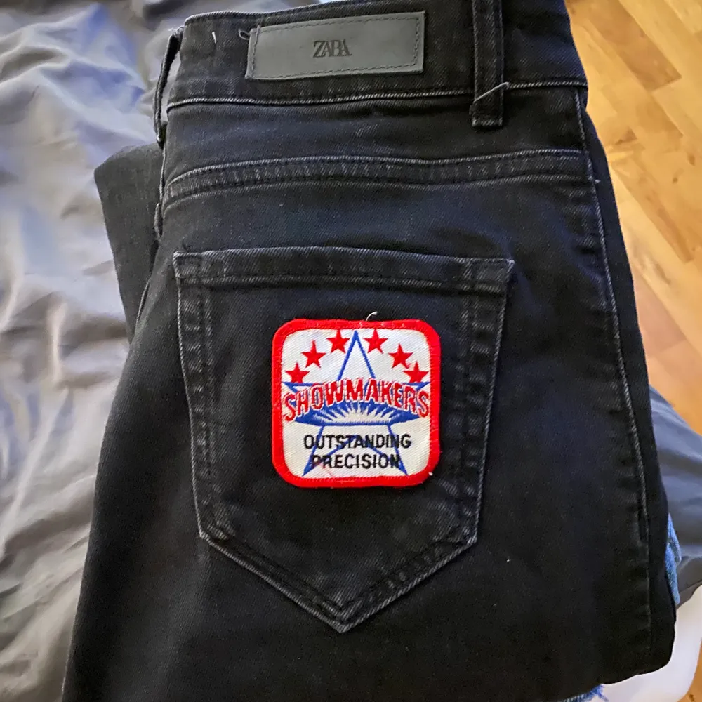 Utsvängda jeans från zara men knappar fram, fickor både fram o bak samt patch på högra bakfickan! Samt slitning längst ner. De är lite för långa på mig som är 166. . Jeans & Byxor.