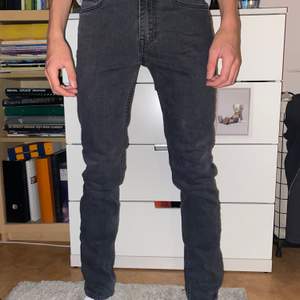 Svarta ace under cash jeans från Acne studios. Köpta för 2100kr säljer 700kr. Pris kan diskuteras. Mötas upp i Stockholm eller du står för frakt. Jeansen är i storlek 28/32.