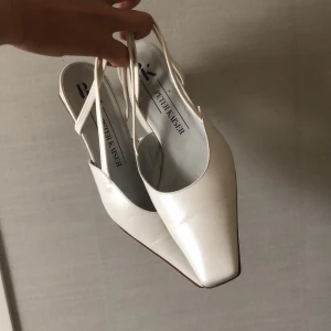 Klackskor - världeeeens finaste skor men dom är för små för mig😭 dom är märkta som storlek 5 1/2 vilket är 37 i Sverige och jag har stl 38. Dom passar en 38 till längden men jag har lite bredare fötter vilket ställer till det. Frakt 59kr