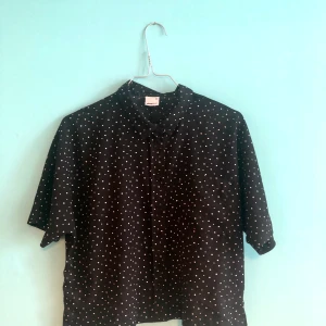 Polkadot prickig blus kortärmad skjorta retro prickig  - Skjorta i mycket gott skick! 