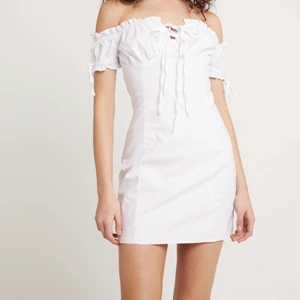 Trendig klänning - råkat spillt på klänningen vilket resultera i en missfärgning på framsidan som inte går bort samt att det finns en foundation/bus fläck på baksidan (kan skicka bild på placering vid förfrågan). Lite stor i storleken så passar upp till M. Dma vid fler frågor❤️