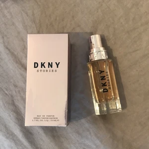 DKNY stories Eau de Parfum - Använd 1 gång. Frakt ingår i priset!