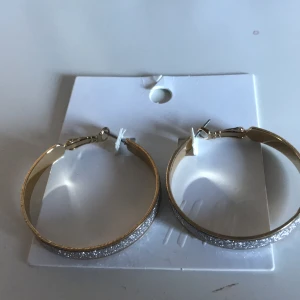 Glitter örhängen  - Ett par helt oanvända h&m örhängen som jag fick i present. 10 kr frakt eller kom och hämta vid Frölunda torg (Göteborg)