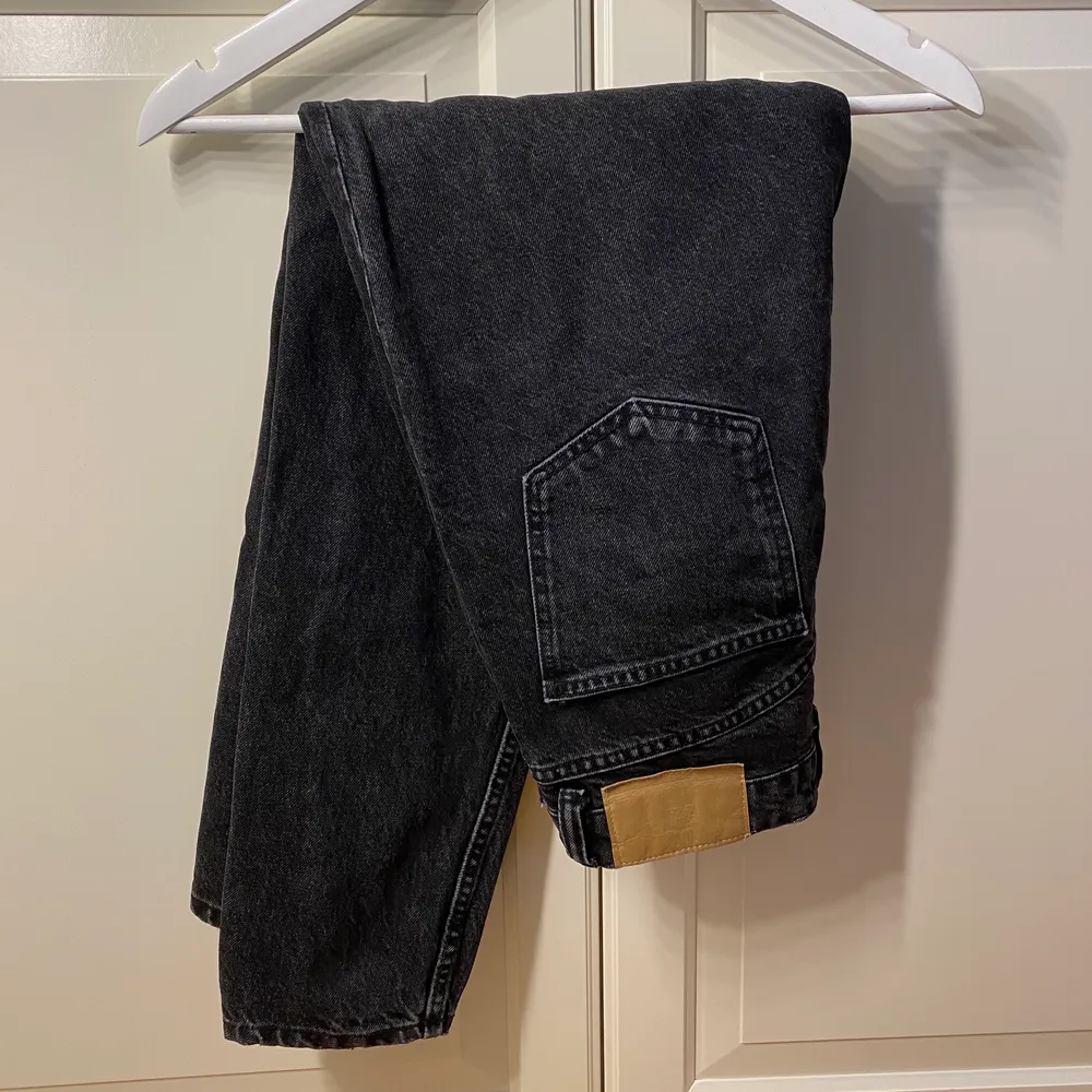 Svart-grå jeans från zara, inte så mycket använda. Mom jeans modell men tyvärr försmå för mig! . Jeans & Byxor.