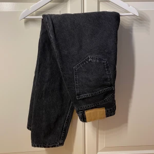 Svarta mom jeans - Svart-grå jeans från zara, inte så mycket använda. Mom jeans modell men tyvärr försmå för mig! 