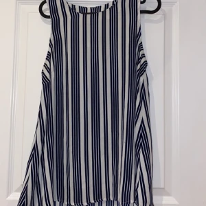 Linne, storlek: 42 - Ett linne som är i blusmatterial. Storlek: 42. Aldrig använd. Frakt tillkommer.