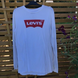 LEVIS tröja strl. M - Långärmad tröja från Levis. Använd en del men fortfarande i fint skick. Passar M-L. Frakt ingår 🍒🍎