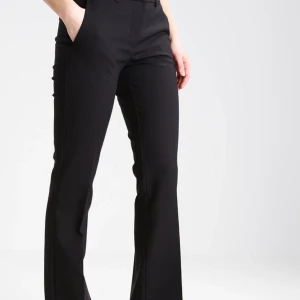 Kostymbyxor - Säljer dessa kostymbyxor från zalando. Använda 1 gång tidigare alltså bra skick. Köparen står för frakt 💓