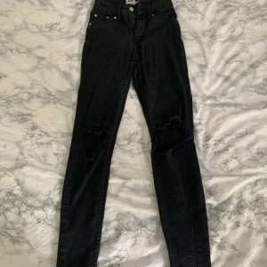 urtvättade svarta jeans storlek S  - tänkte att det kanske va nån som va ute efter ett par urtvättade jeans passar perfekt på mig och jag är ungefär 166. Från lager 157