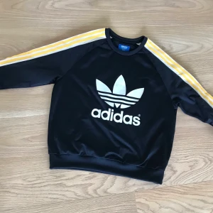 Adidas sweatshirt 44 - Adidas tjocktröja. Använd 5 gånger. Kan mötas upp i Stockholm eller så står köparen för frakten. 