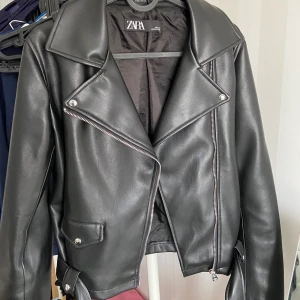 Läderjacka från Zara - Säljer därför att jag aldrig använder den.köparen står för frakt. [Frakt 62kr]