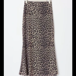 Leopardmönstrad kjol - Snygg leopardmönstrad kjol från ginatricot. Helt nytt skick endast testad! Säljer pga att den aldrig kommer till användning🐆✨