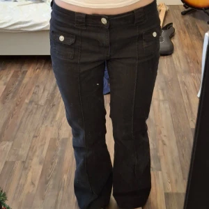 Svarta bootcut byxor - Trendiga svarta bootcut jeans som H&M inte säljer längre. De har låg midja, fickor framtill och stretchigt material! Innerbenslängden är 78cm!✨️