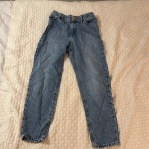 Blå jeans från Lindex - Säljer ett par klassiska blå jeans från Lindex som säljs för att de helt enkelt inte kommer till användning längre! De har storlek 134 och passar barn som är 8-9år gamla. 🌸