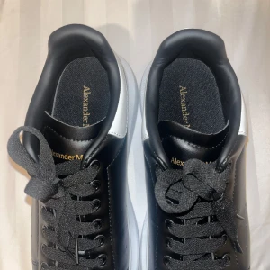 Svarta sneakers från Alexander McQueen - Säljer ett par Alexander mcqueen i storlek 42, då jag insåg att de var för stora. Använd en gång så dom är som nya. Finns ingen smuts på dem. 1800kr priset kan diskuteras.