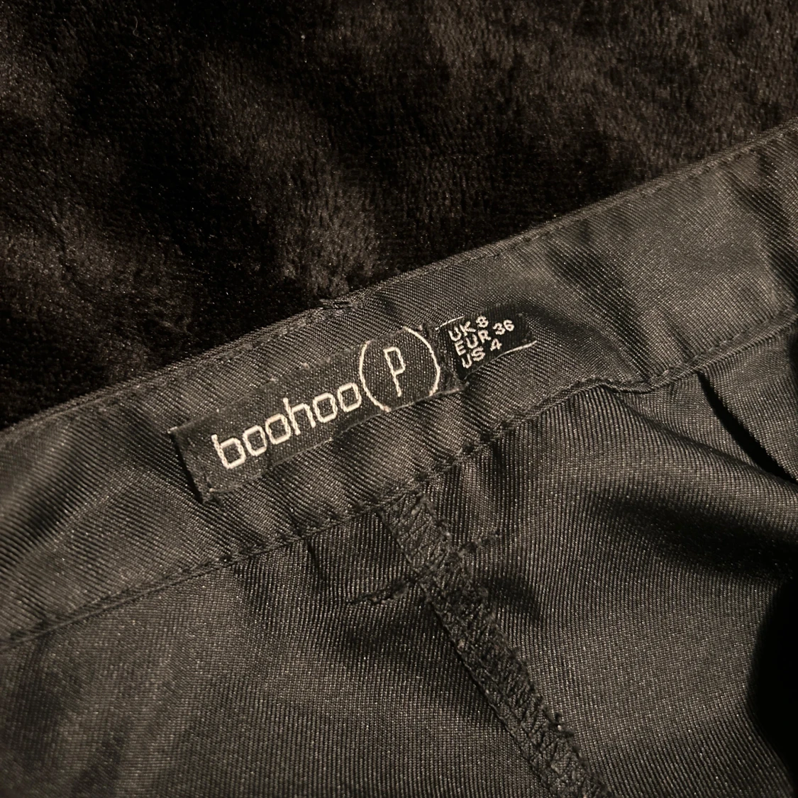 Svarta cargobyxor - Boohoo - 90