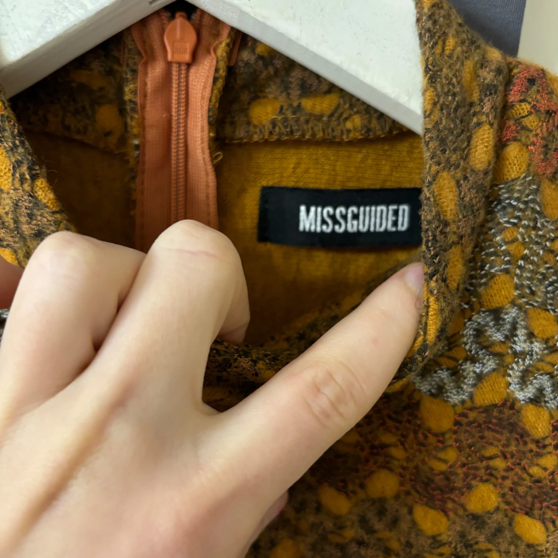 Mönstrad ärmlös klänning - 93