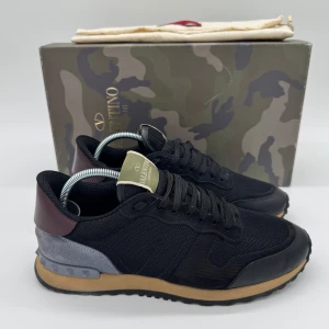 NYA VALENTINO ROCKRUNNERS - - Valentino Rockrunners- Skick: 10/10 - Tillbehör: Dustbag - Storlek 39,5 sitter som 40,5 - Nypris ca 7500kr // DeluxeCloset