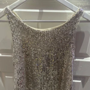 Glitter linne🪩🪩 - Säljer detta silver glitter linne från zara! Väldigt fin och är fortfarande i bra skick. Storleken på tröjan är S. Har en liknande i svart. Hör av er av funderingar! Pris kan alltid diskuteras🪩😊 