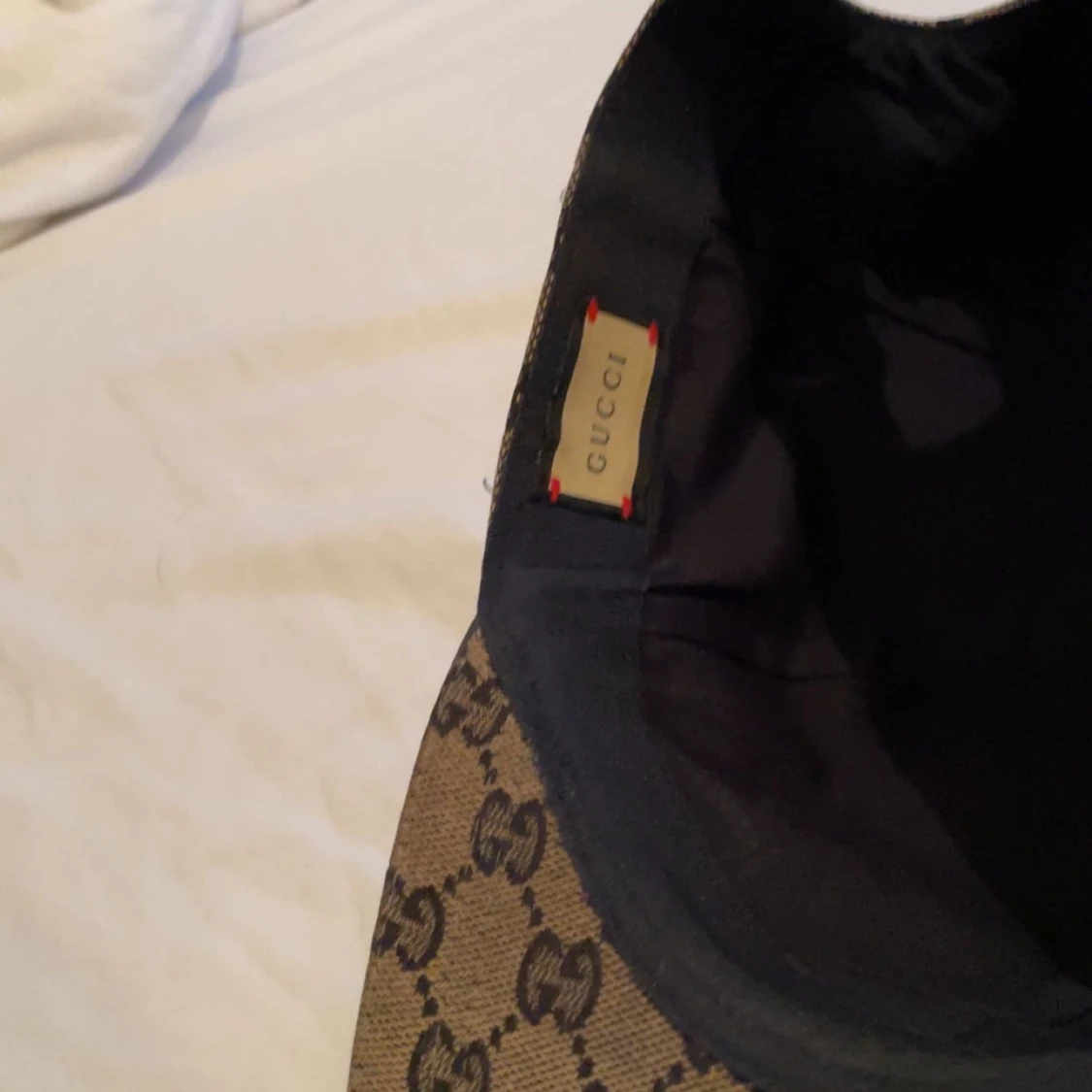 Beige keps med monogram från Gucci - 92