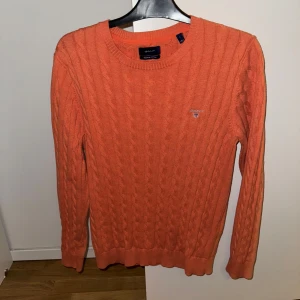 Stickad GANT tröja - För liten för mig, rensar garderoben. Pris kan diskuteras vid snabb affär.