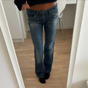 Diesel jeans - Superfina, midjemåttet är 35cm tvärs över och de sitter bra på mig som är 167💞