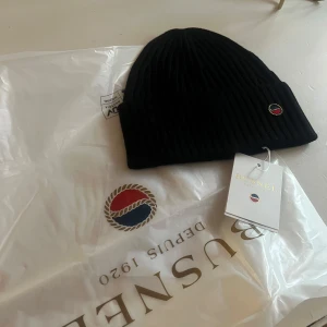 Svart mössa - Säljer en mössa från Busnell. Aldrig använd, säljer den för att det inte gick att retunera💗Nypris 1600