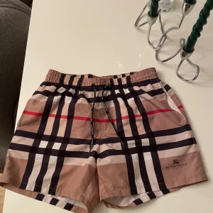Burberry badbyxor  - säljer dessa tvär feta badbyxor, självklart äkta. hör av er vid fler frågor. 