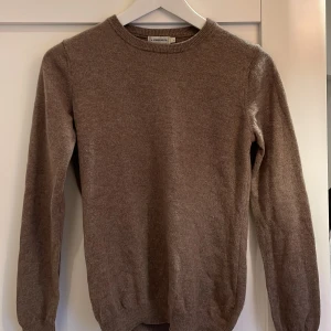 J.Lindeberg Kashmirtröja - Stilren tröja från J.Lindeberg | Storlek XS | Gott skick utan defekter | Mjuk blandning av 30% Kashmir och 70% merinoull. | Skriv vid minsta fråga eller fundering! 😁